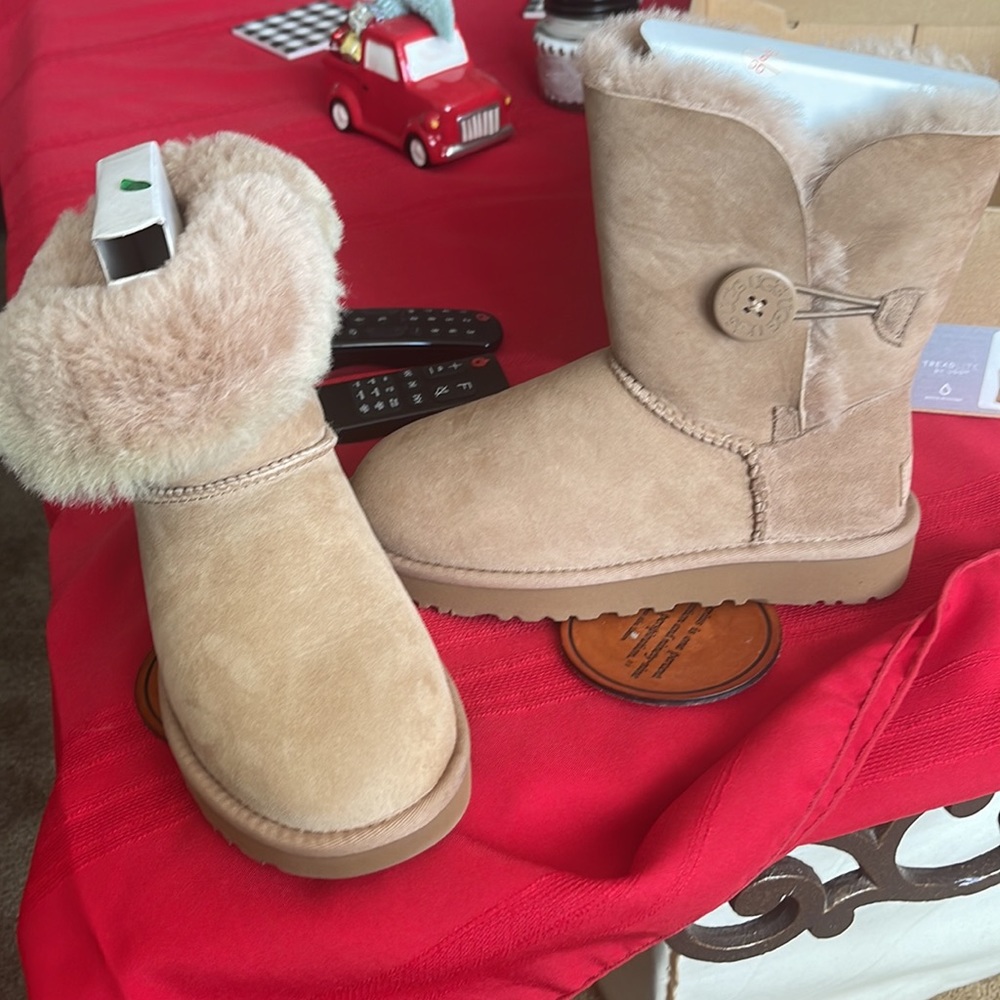 UGG Bailey Button - Picture 5 of 6